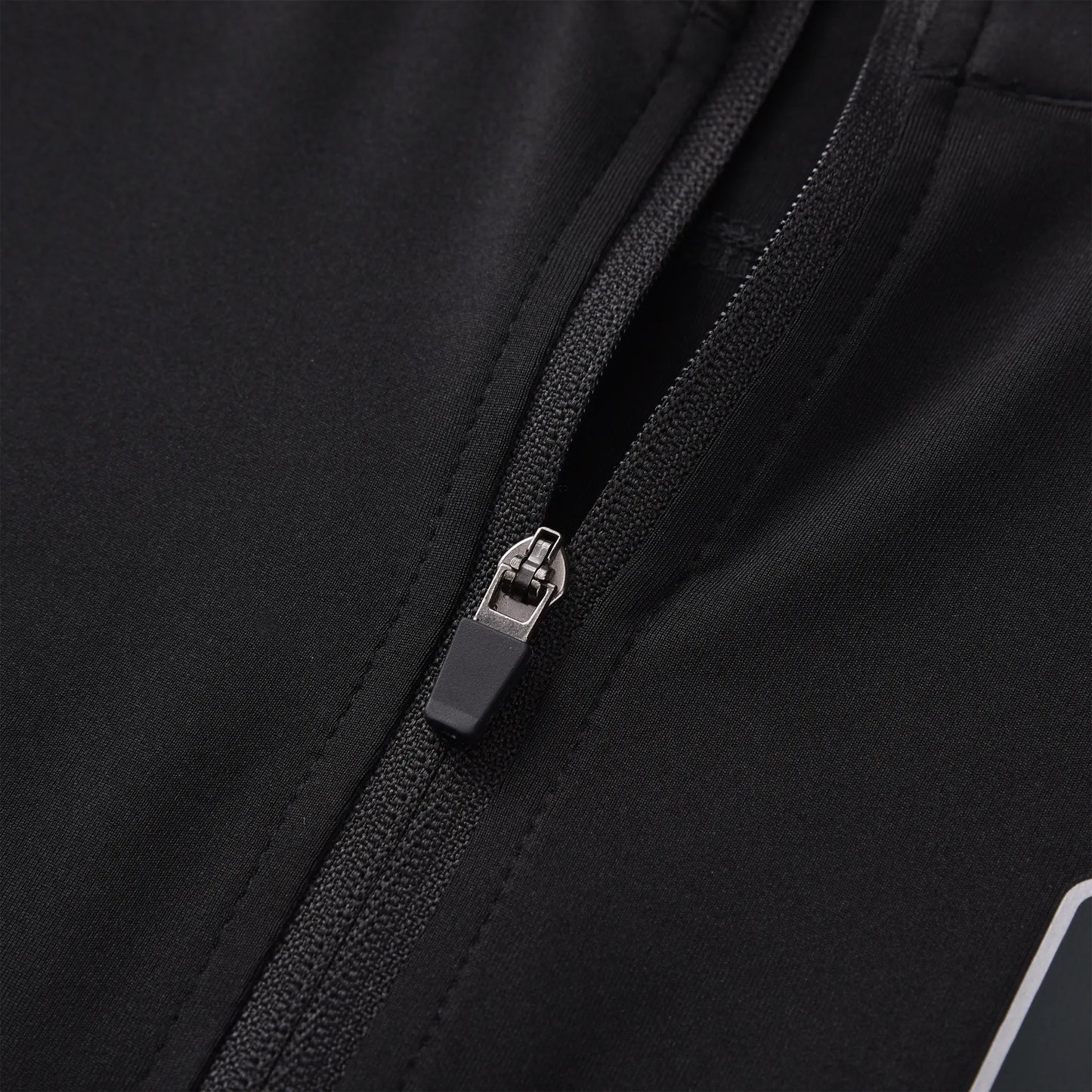 Close-up of the zipper detail on the Pagulayan Men’s Team Canada billiards jersey.
