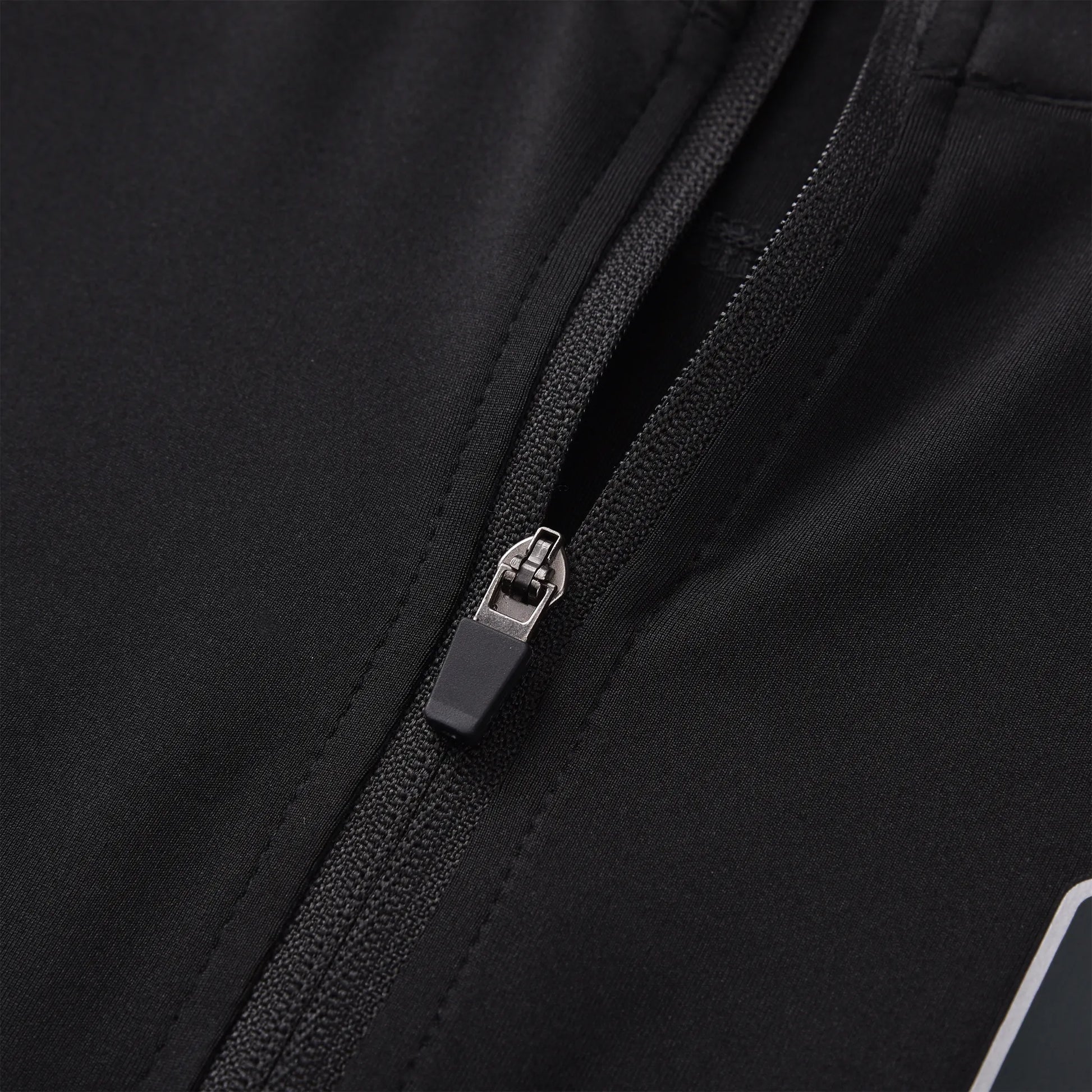 Close-up of the zipper detail on the Pagulayan Men’s Team Canada billiards jersey.